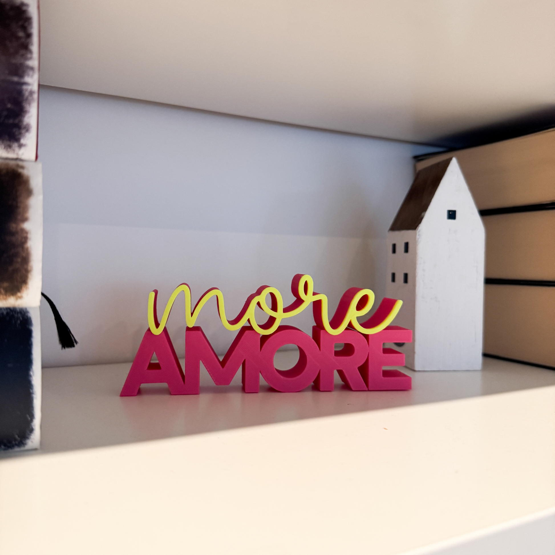 3D Schriftzug more Amore als Geschenkidee zum Valentinstag auf Regal dekoriert