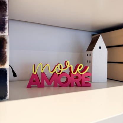 3D Schriftzug more Amore als Geschenkidee zum Valentinstag auf Regal dekoriert