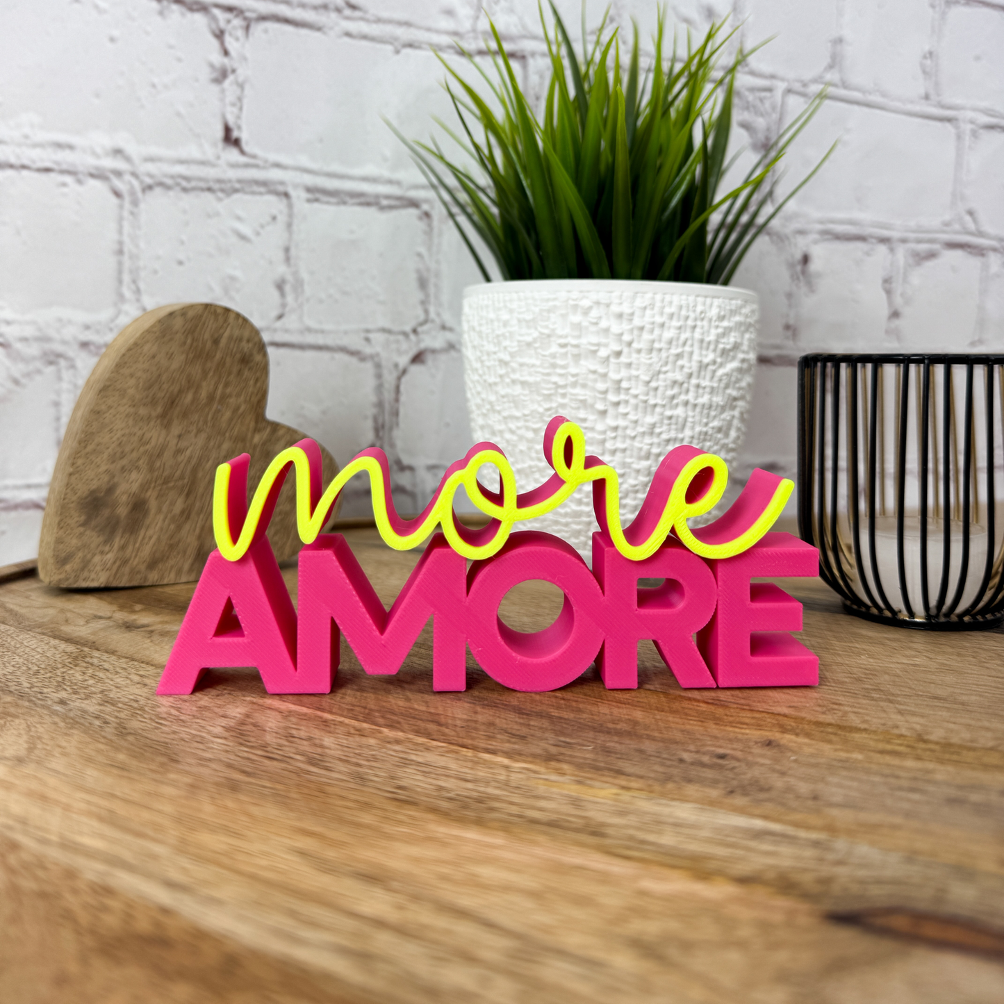 More Amore Schriftzug aus PLA als Tischdeko zum Valentinstag in Magenta 