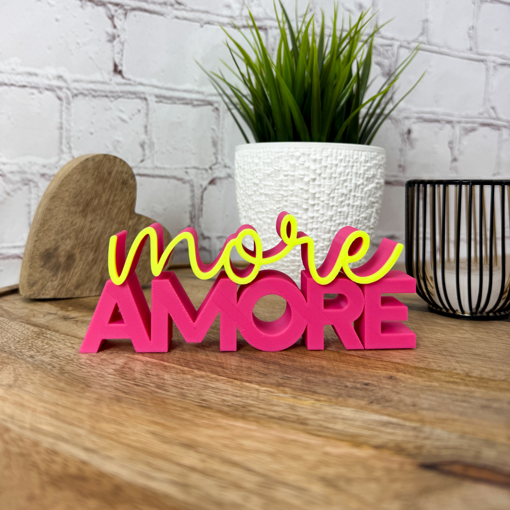 More Amore Schriftzug aus PLA als Tischdeko zum Valentinstag in Magenta 