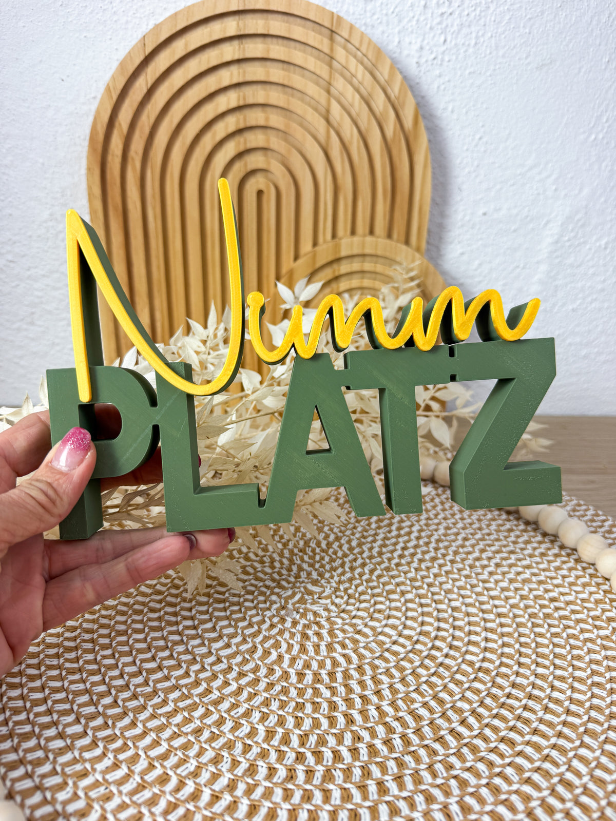 3D Schriftzug Nimm Platz Olivgrün-Gelb – B-Ware