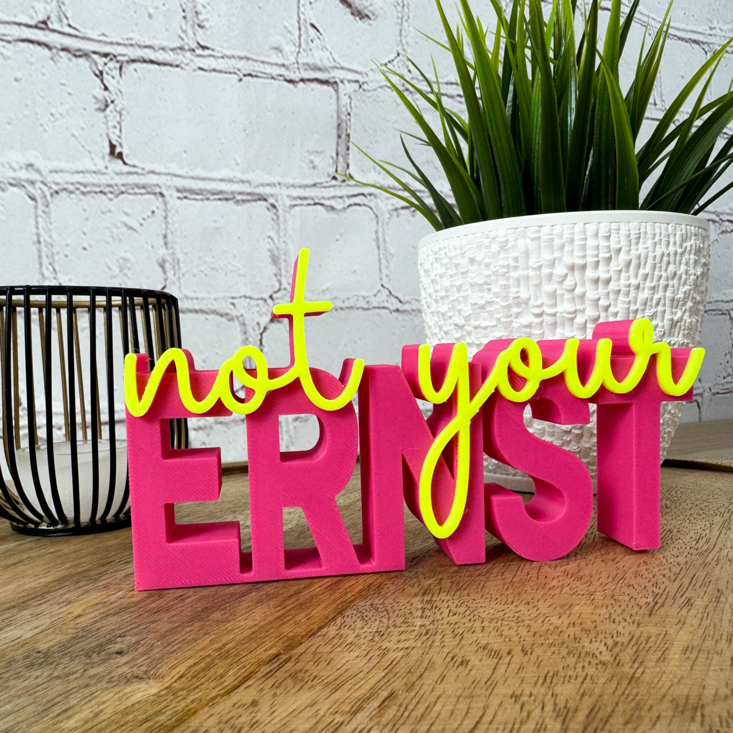 3D Schriftzug „not your ernst“ aus PLA in Pink mit gelber Schrift, stehende Deko auf Holzuntergrund