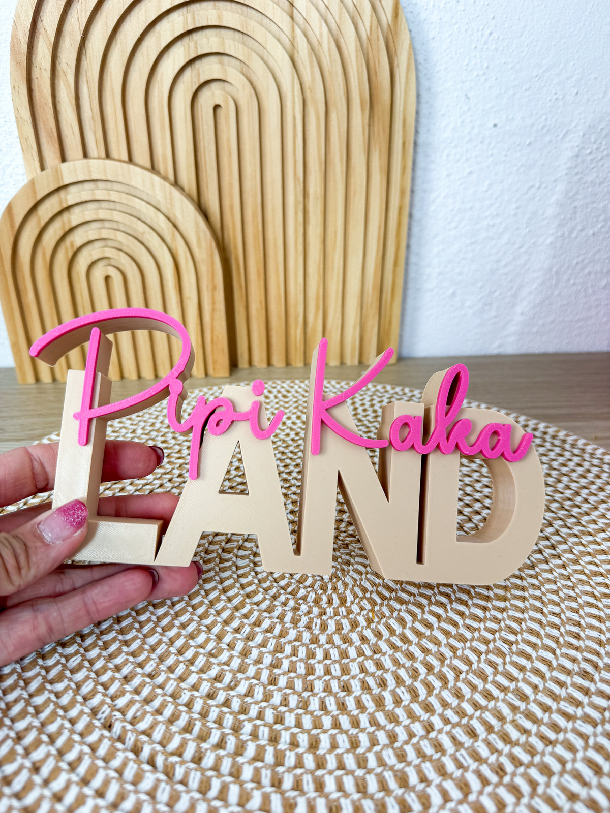 3D Schriftzug Pipi Kaka Land Beige-Pink – B-Ware