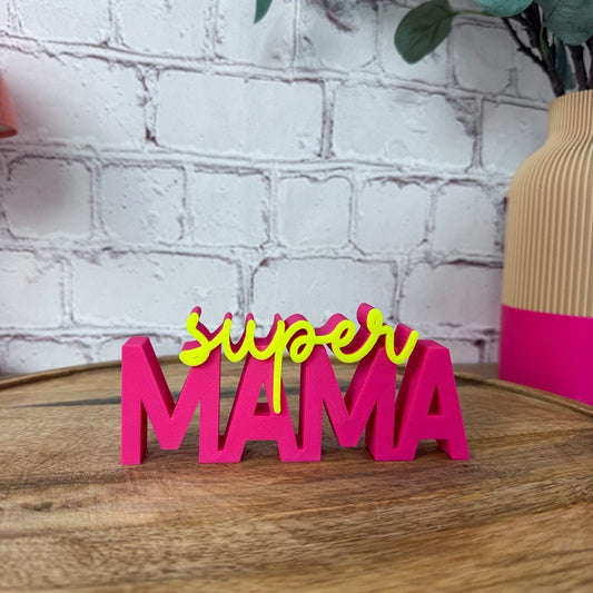 Geschenkideen Mama – 3D Schriftzug super MAMA in der Hand, Pink + Neon, Größenreferenz PLA