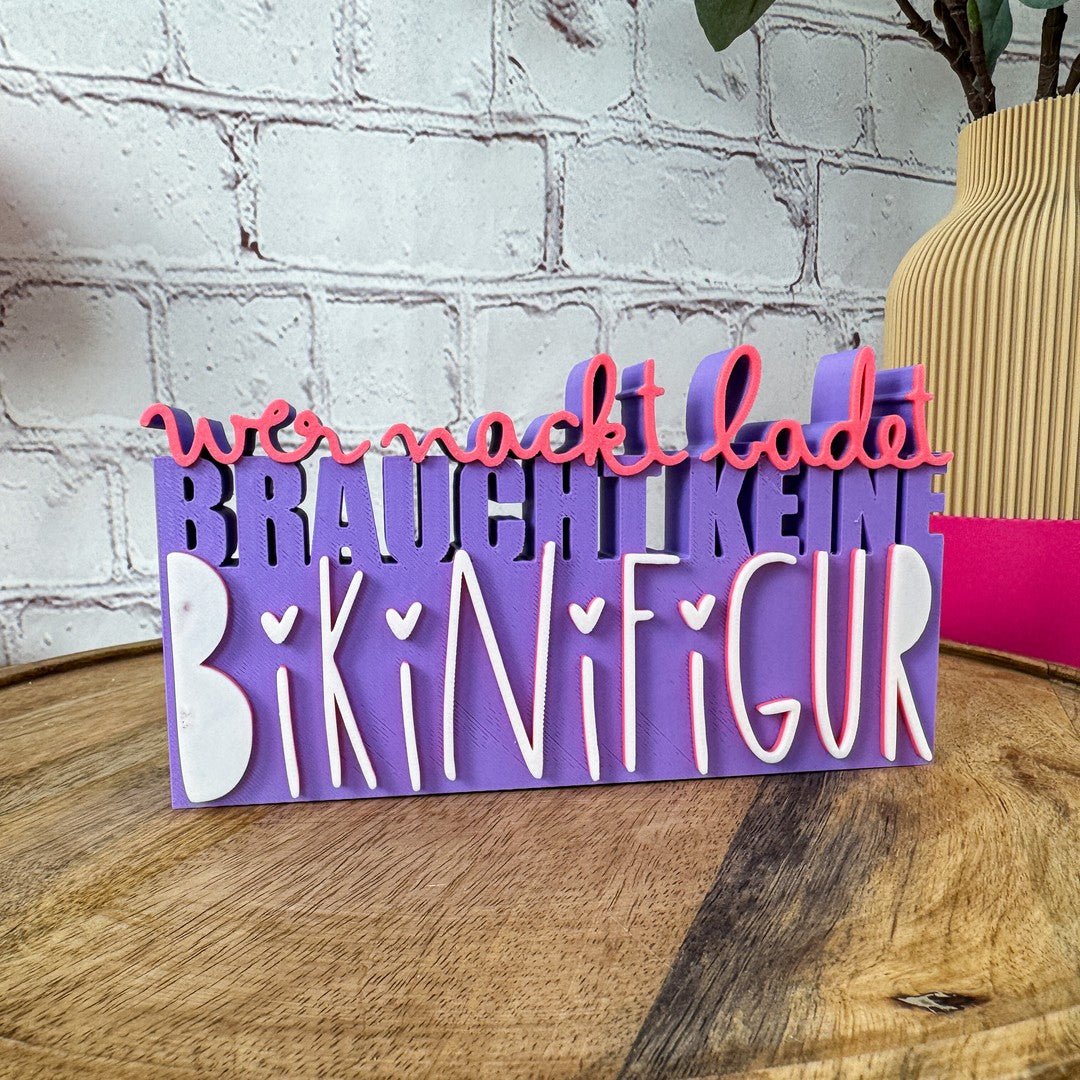 3D Schriftzug „wer nackt badet braucht keine Bikinifigur" lila-magenta-weiß PLA – Statement-Deko fürs Badezimmer