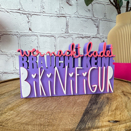 3D Schriftzug „wer nackt badet braucht keine Bikinifigur" lila-magenta-weiß PLA – Statement-Deko fürs Badezimmer