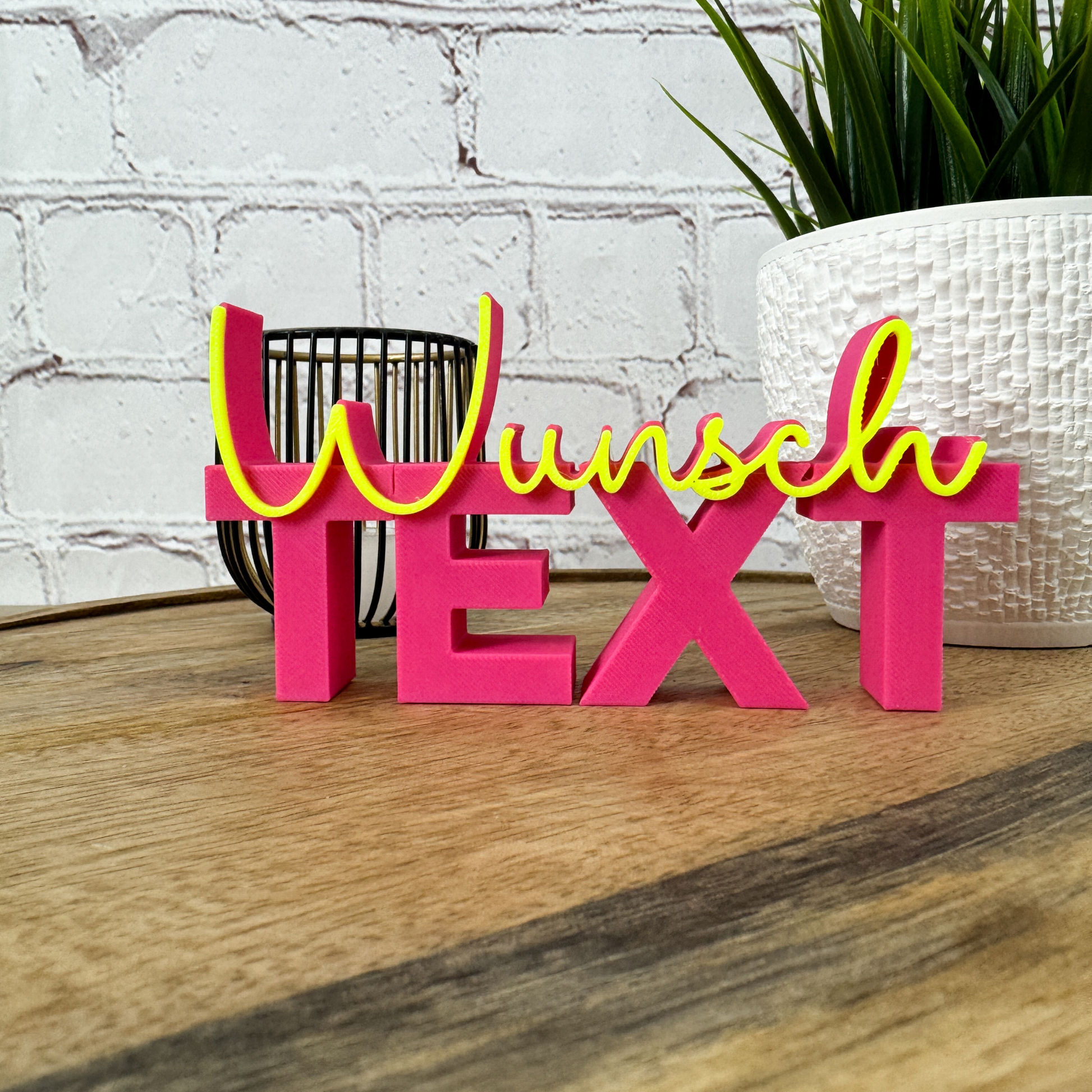 3D-Schriftzug „"Wunsch Text" in Magenta und Neongelb, Dopamin Decor stehend auf Holzfläche vor Dekohintergrund