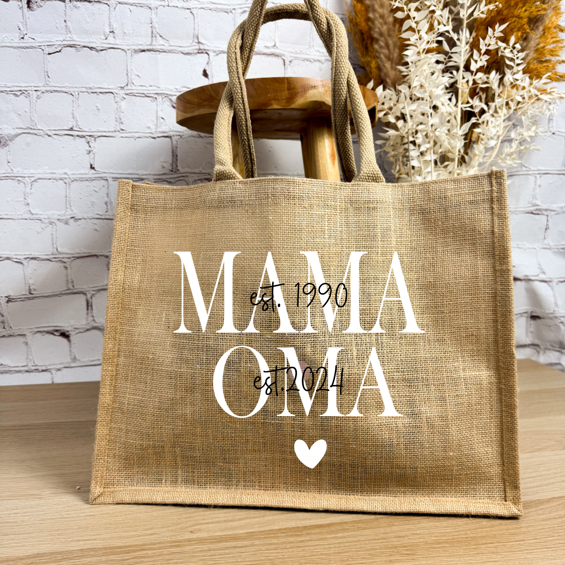 Personalisierte Jutetasche in Weiß für Mama und Oma – perfekte Geschenkidee mit Jahreszahlen