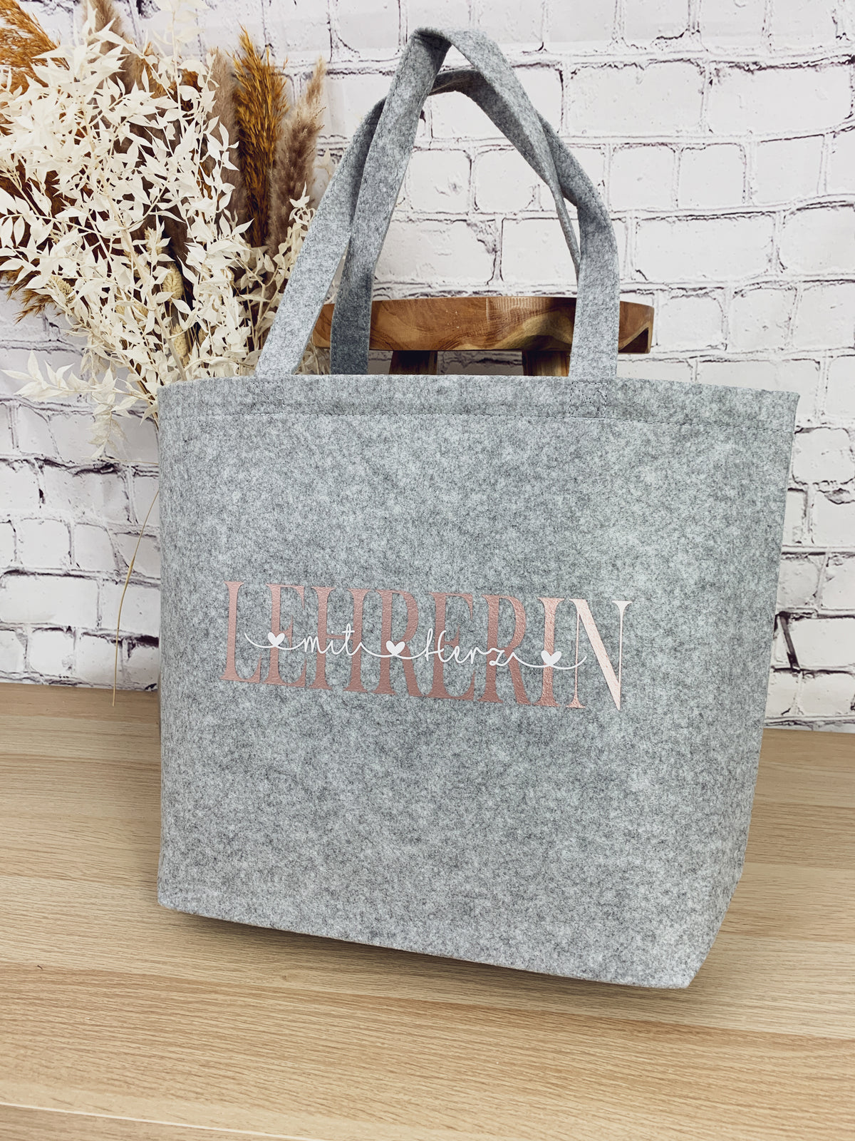Tasche für Lehrerin in Wunschfarbe – Filztasche „LEHRERIN mit Herz“ mit Name