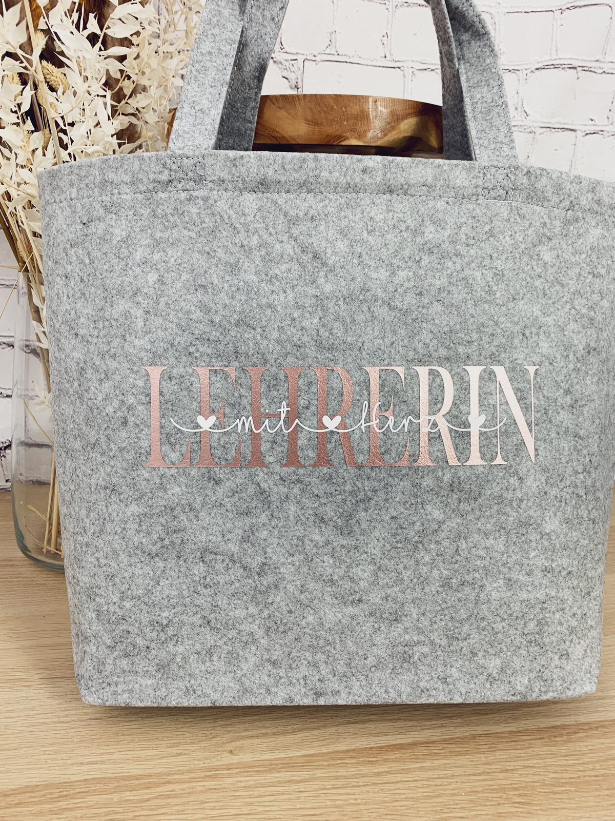 Tasche für Lehrerin in Wunschfarbe – Filztasche „LEHRERIN mit Herz“ mit Name