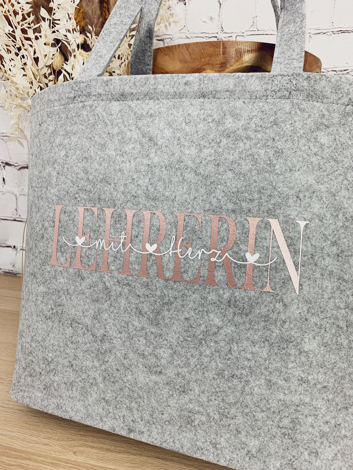 Tasche für Lehrerin in Wunschfarbe – Filztasche „LEHRERIN mit Herz“ mit Name
