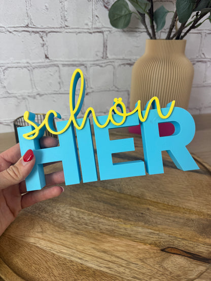B-Ware 3D-Schriftzug „schön hier“ – hellblau & gelb (17 cm)