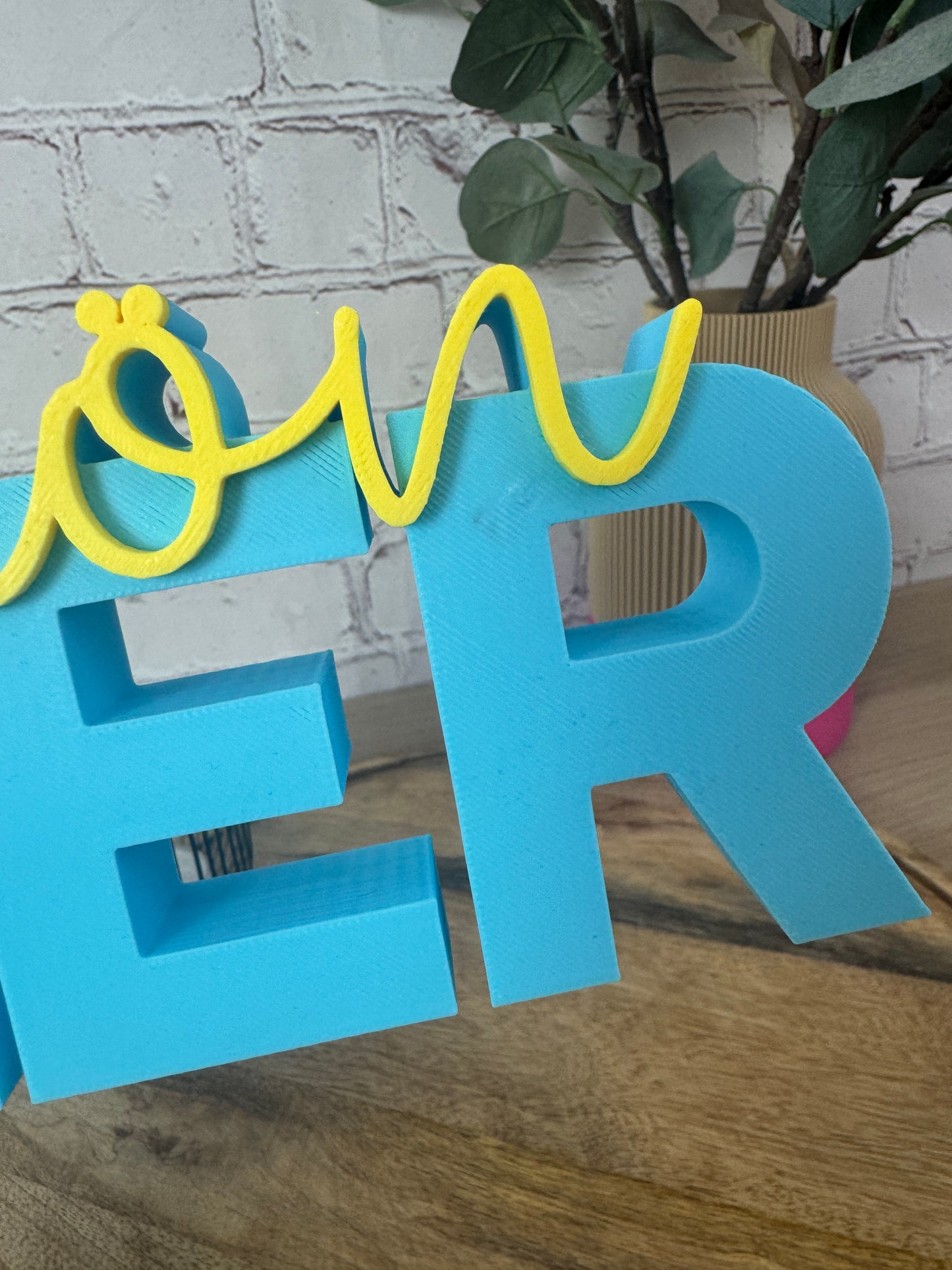 B-Ware 3D-Schriftzug „schön hier“ – hellblau & gelb (17 cm)