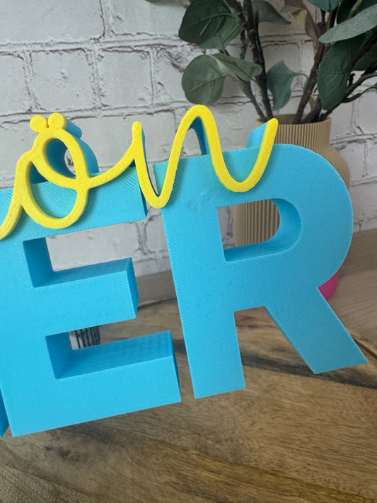 B-Ware 3D-Schriftzug „schön hier“ – hellblau & gelb (17 cm)