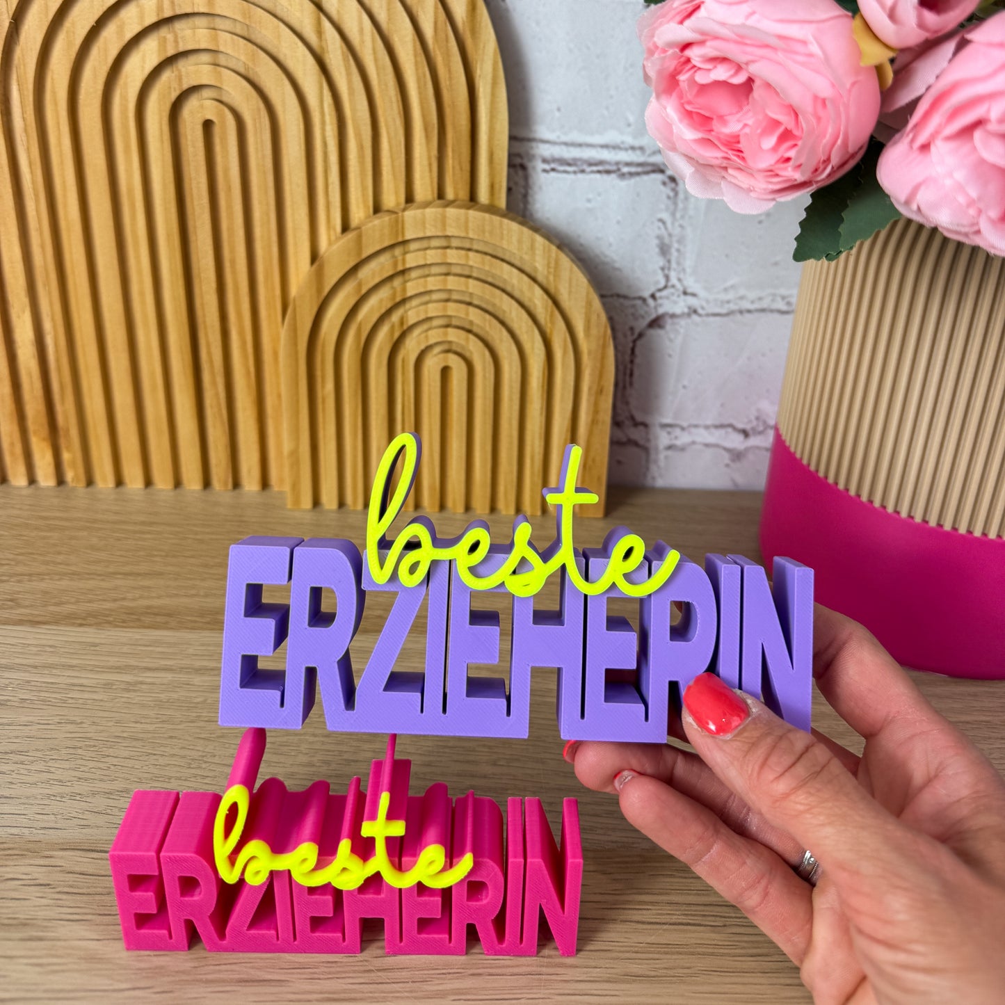 3D-Schriftzug »beste Erzieherin« in Pink und Lila, Farbauswahl für das Abschiedsgeschenk Erzieherin