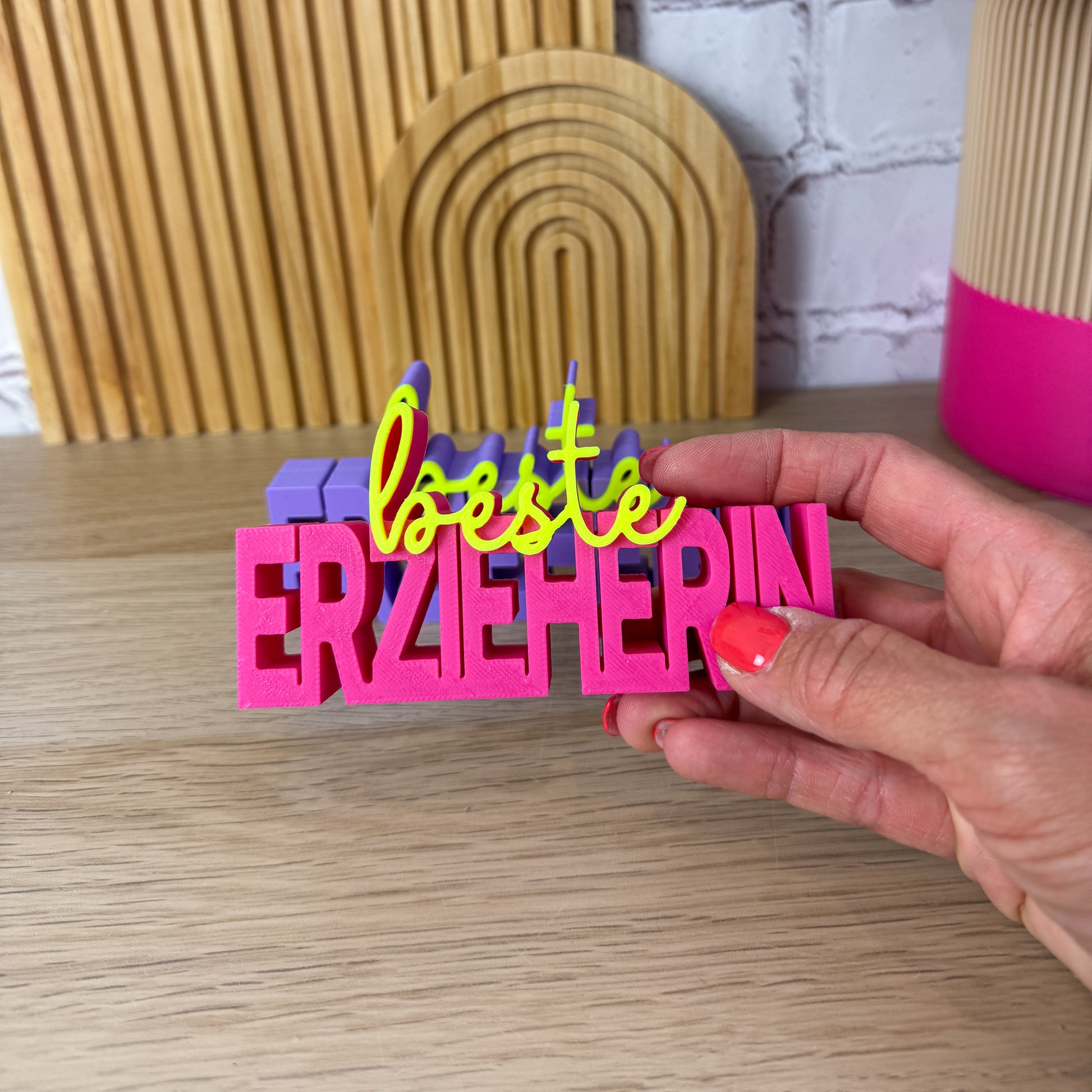3D-Schriftzug »beste Erzieherin« Größenvergleich: große Lila-Version und kleine Pink-Version Kita Abschlussgeschenk