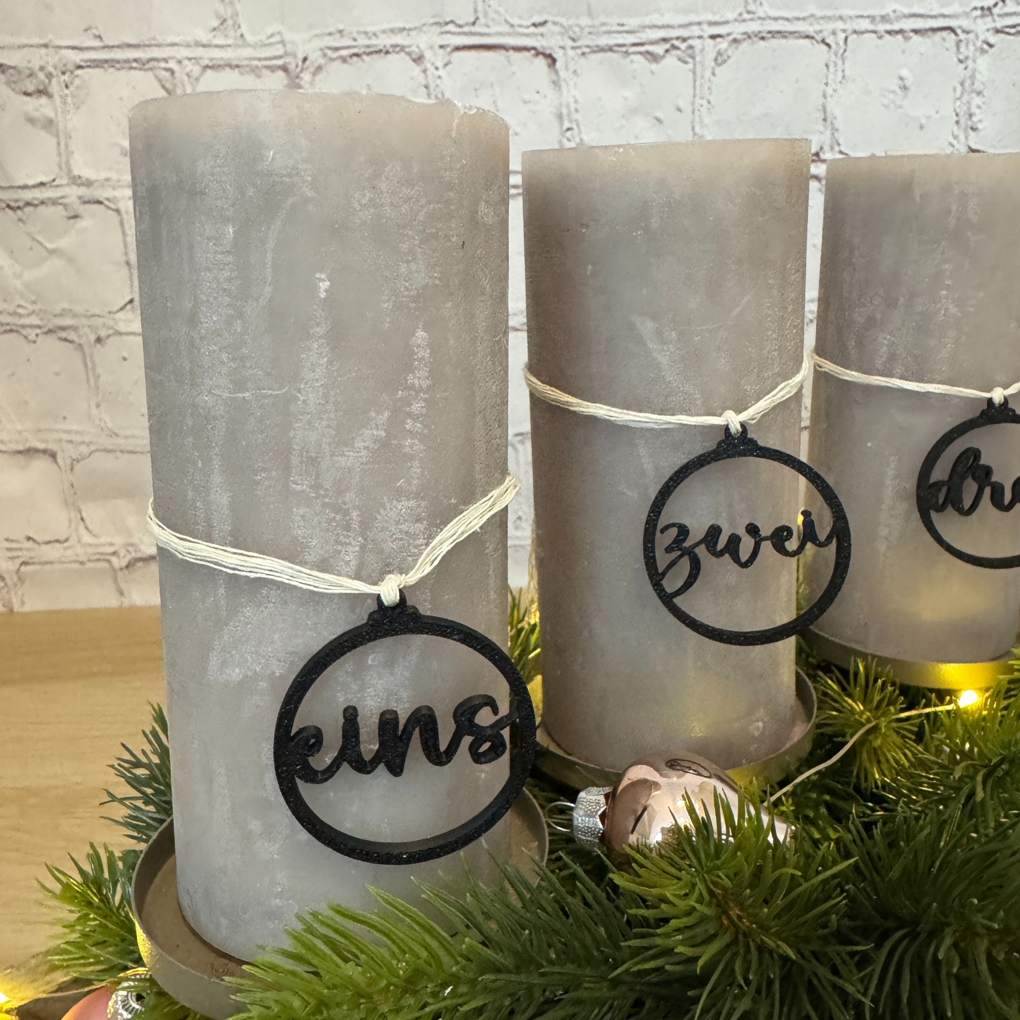 Adventskerzen mit schwarzen Zahlenanhängern „eins“ und „zwei“ – stilvolle Weihnachtsdekoration aus PLA