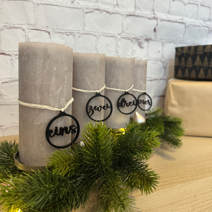Adventskranz mit vier grauen Kerzen und schwarzen Zahlenanhängern – minimalistische Weihnachtsdeko aus PLA