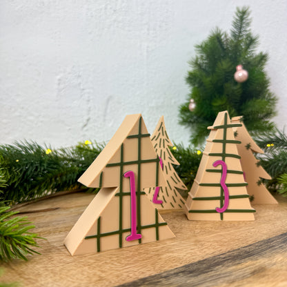 Adventszahlen in Tannenbaumform, Zahlen 1 bis 3 in Pink auf beigen Tannenbaum-Aufstellern