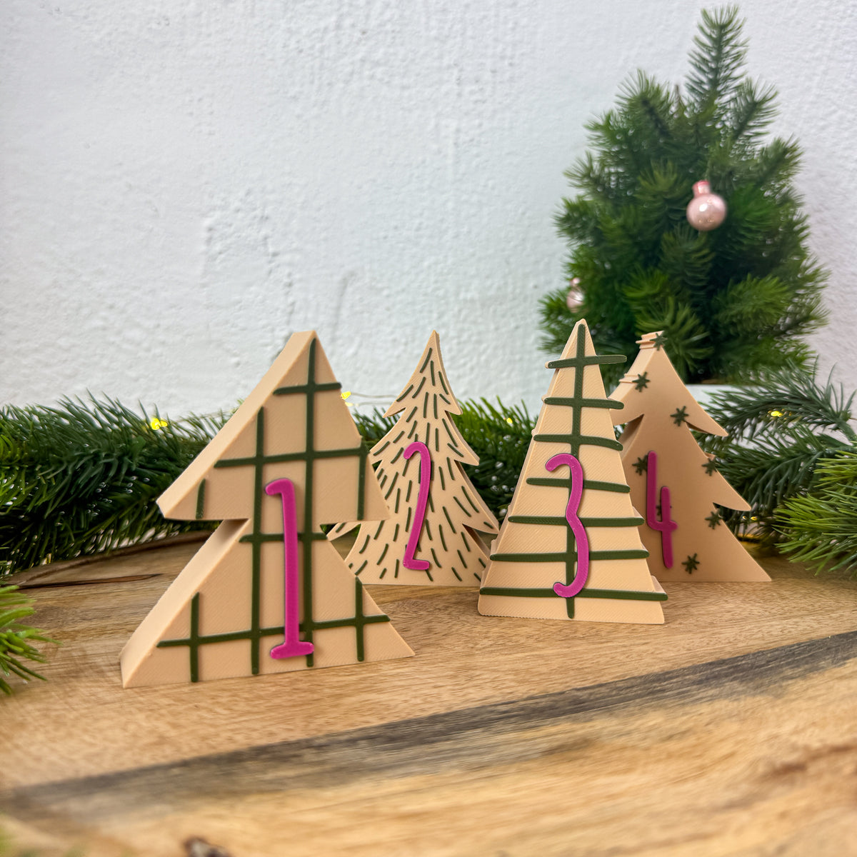 4er-Set Adventszahlen in Tannenbaumform, Zahlen 1 bis 4 in Pink, unterschiedliche Musterung je Baum