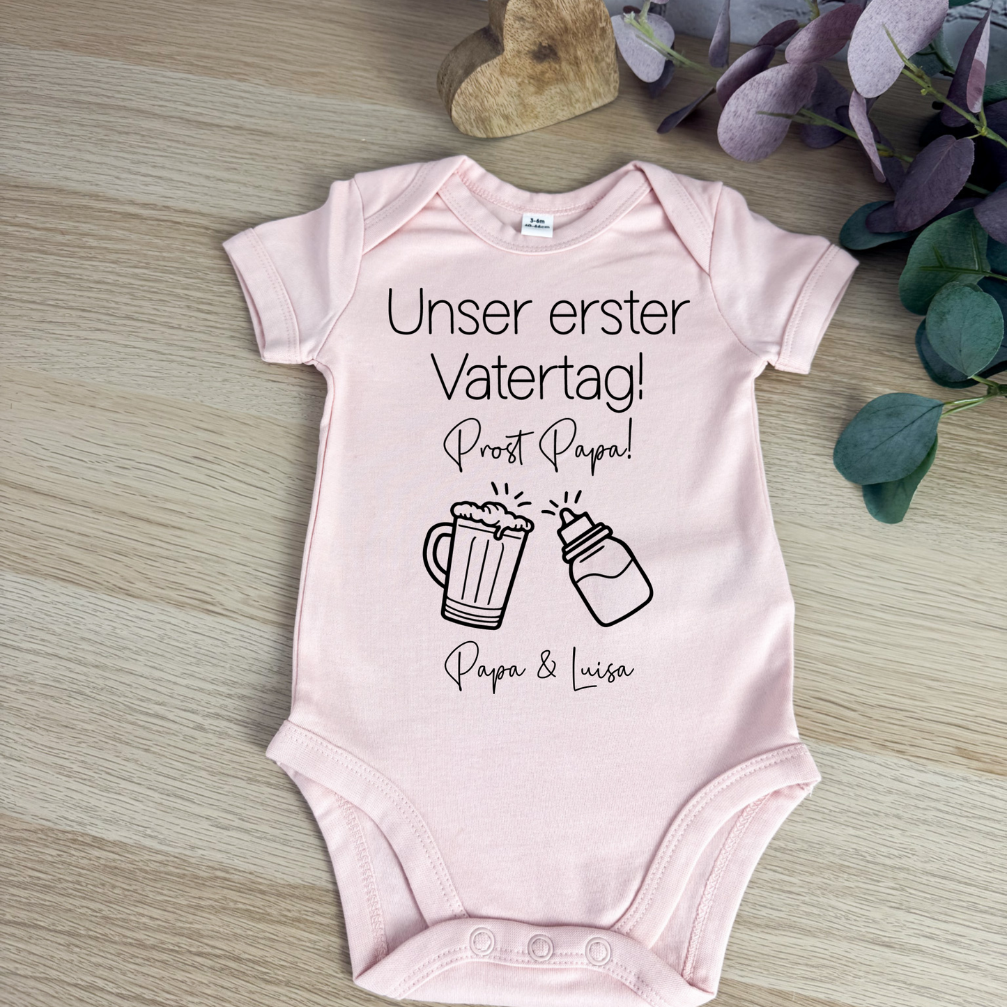 Babybody in Lachs mit witzigem Aufdruck "Unser erster Vatertag – Prost Papa", perfekte Überraschung für frischgebackene Papas.