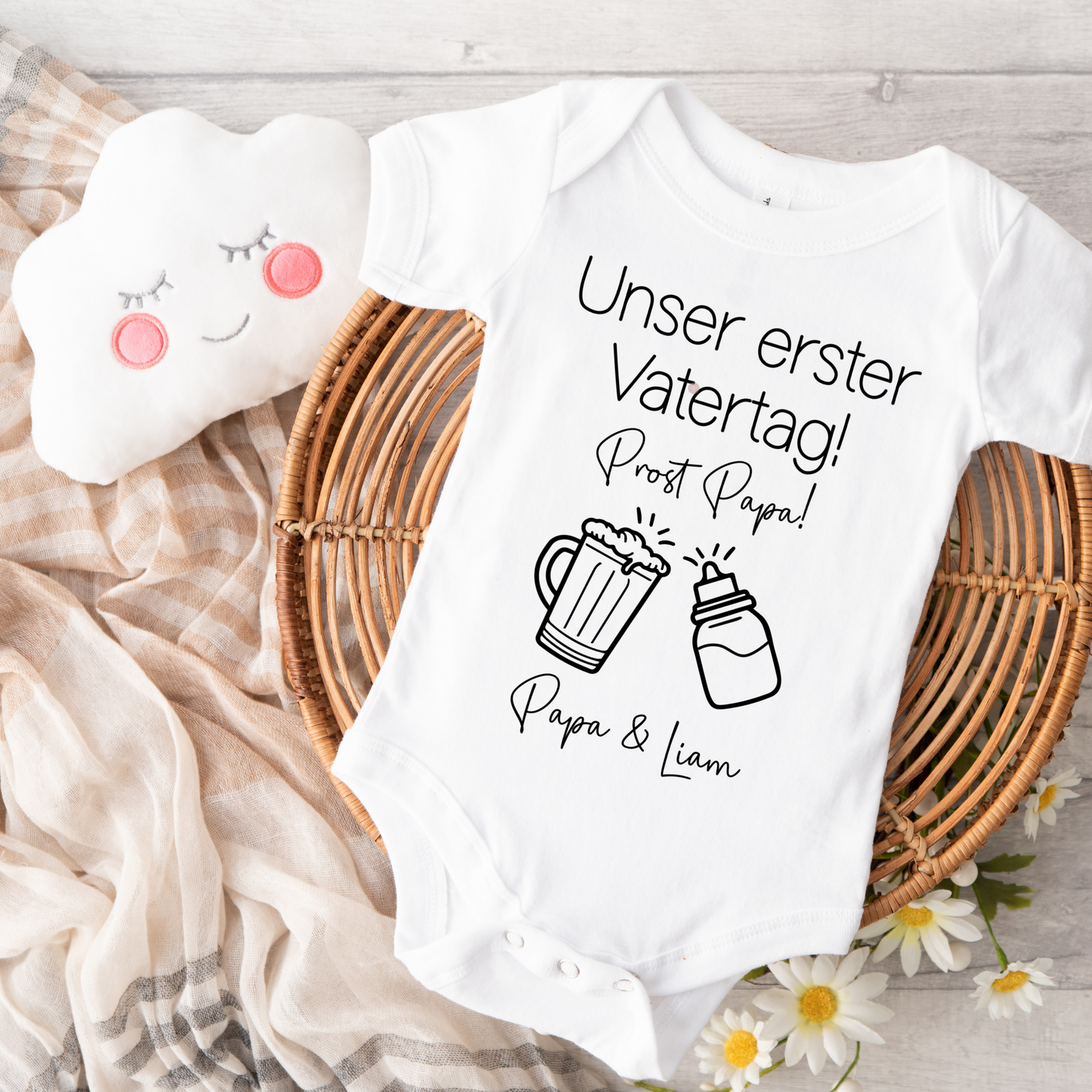 Weißer Babybody mit Aufschrift "Unser erster Vatertag – Prost Papa" und personalisiertem Namen, ideales Geschenk zum ersten Vatertag.