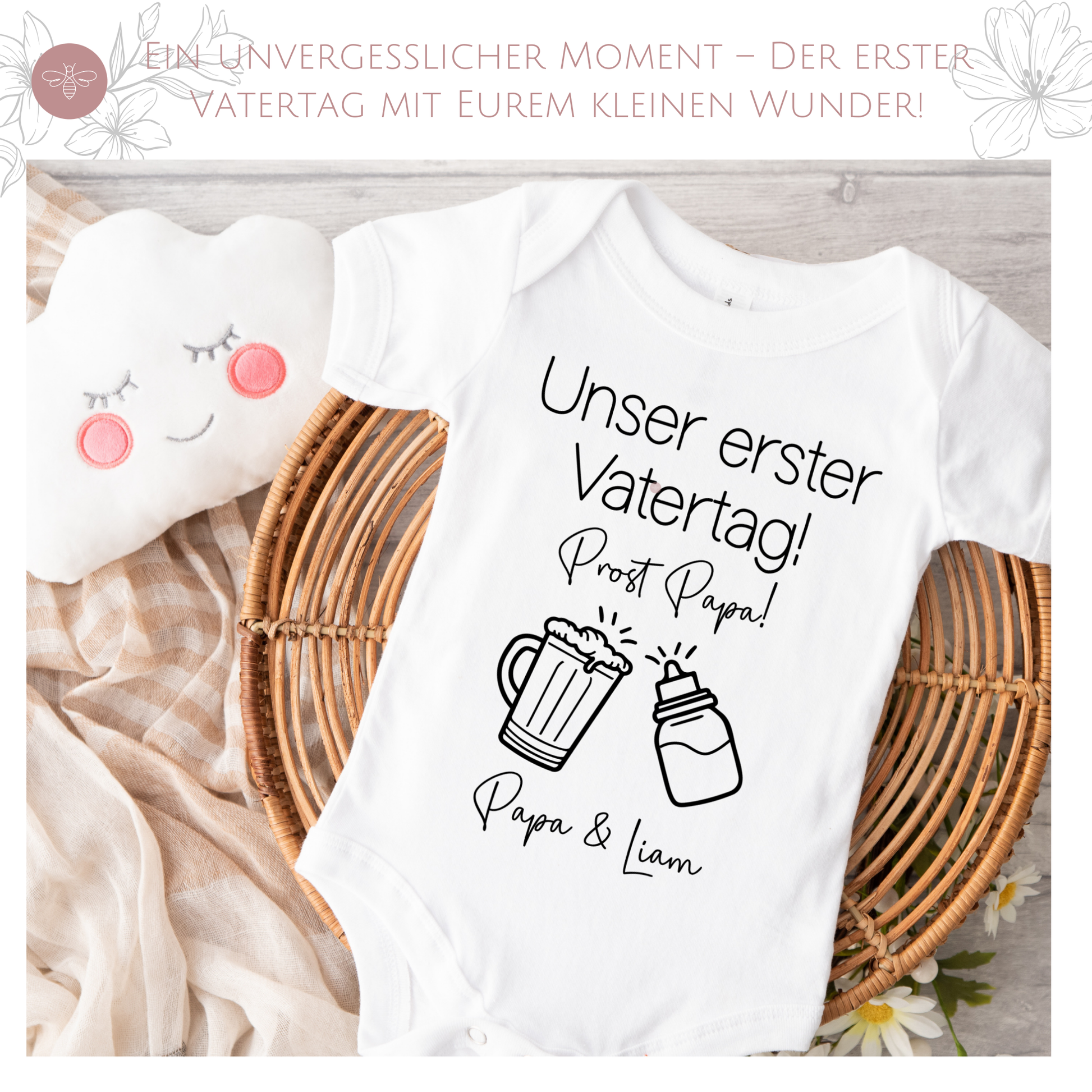 Weißer Babybody mit personalisiertem "Unser erster Vatertag"-Design, wunderschön in Szene gesetzt als besonderes Vatertagsgeschenk.