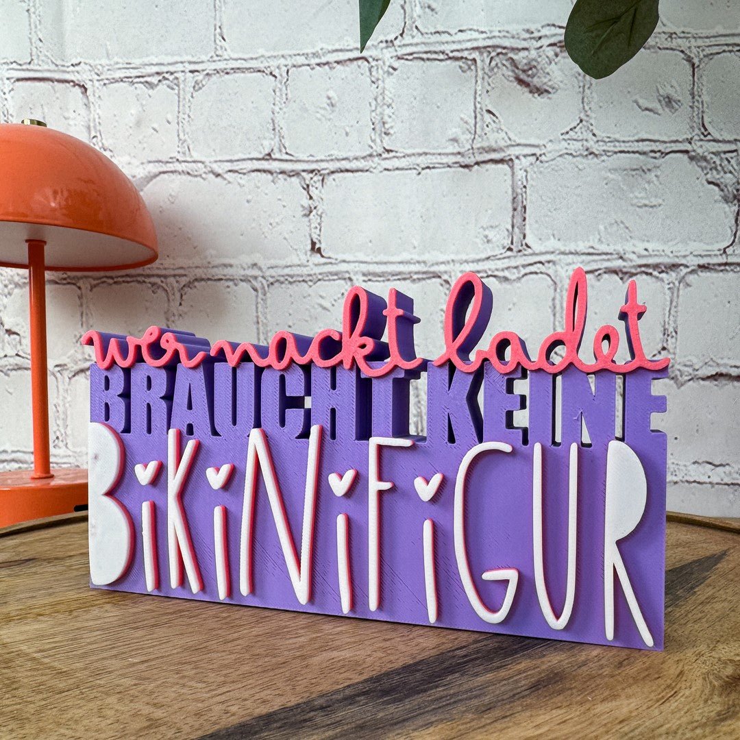 3D Schriftzug Bikinifigur in lila-magenta-weiß aus PLA – lustiges Geburtstagsgeschenk für Freund:innen mit Humor