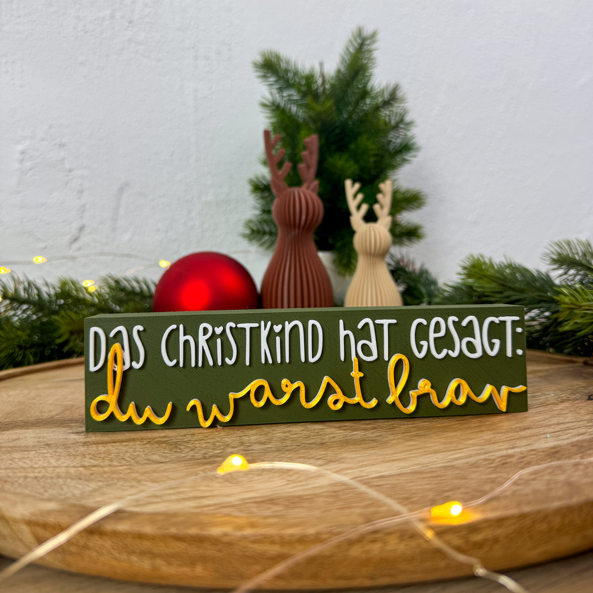 Christkind-Spruch-Schild „Das Christkind hat gesagt: du warst brav" als Tischdeko Weihnachten neben Christbaumkugel