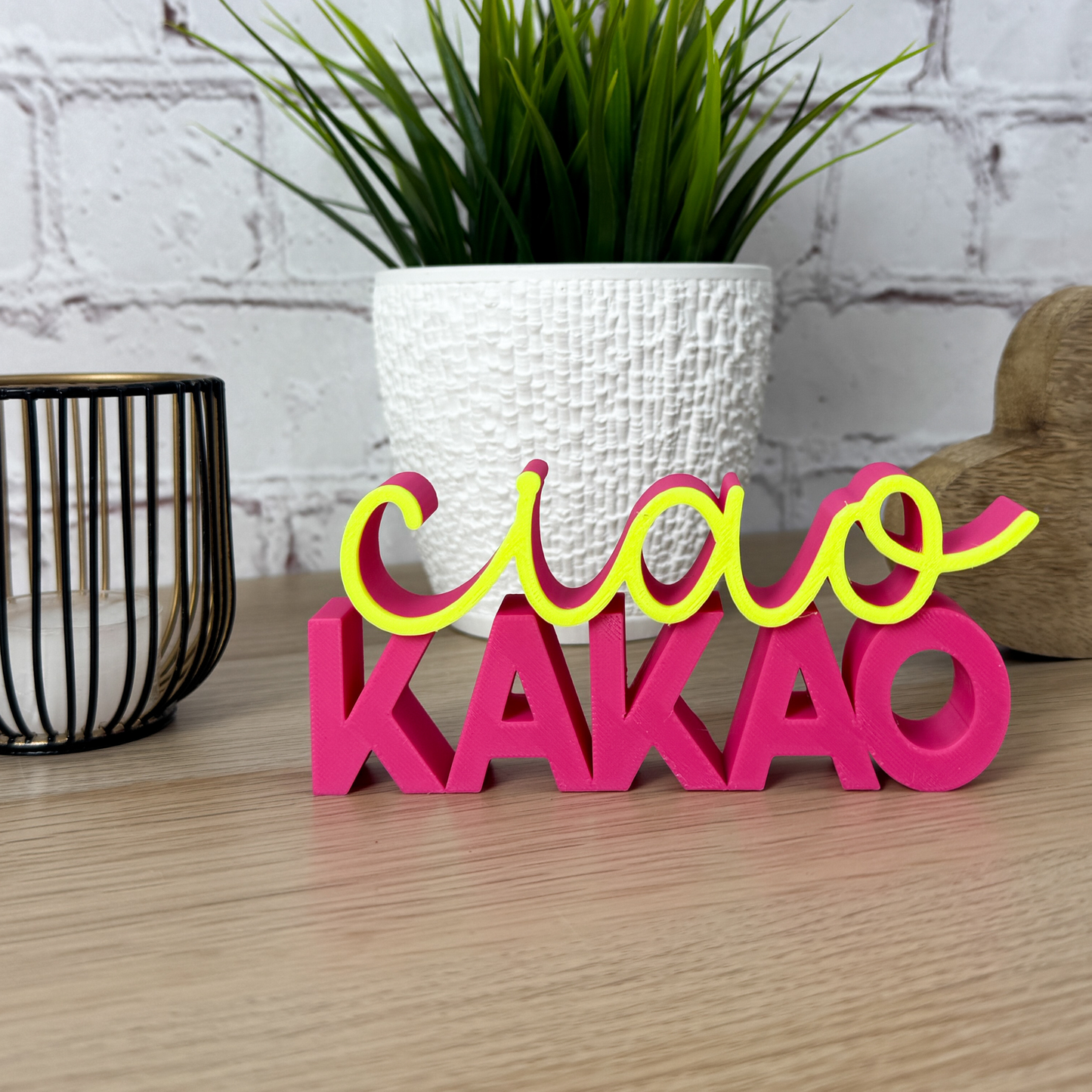 Dekorativer Schriftzug 'ciao kakao' aus PLA+ in Pink und Gelb, ideal als humorvolles Geschenk zum Geburtstag