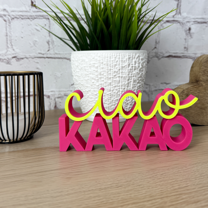Dekorativer Schriftzug 'ciao kakao' aus PLA+ in Pink und Gelb, ideal als humorvolles Geschenk zum Geburtstag