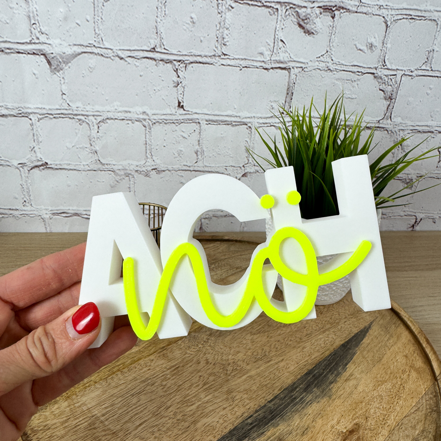 Lustiger Deko Schriftzug „Ach nö“ als 3D Druck aus PLA in Weiß mit neongelber Schrift