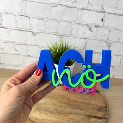 Blauer 3D Schriftzug „Ach nö“ mit neongrüner Schrift als freche Dekoration