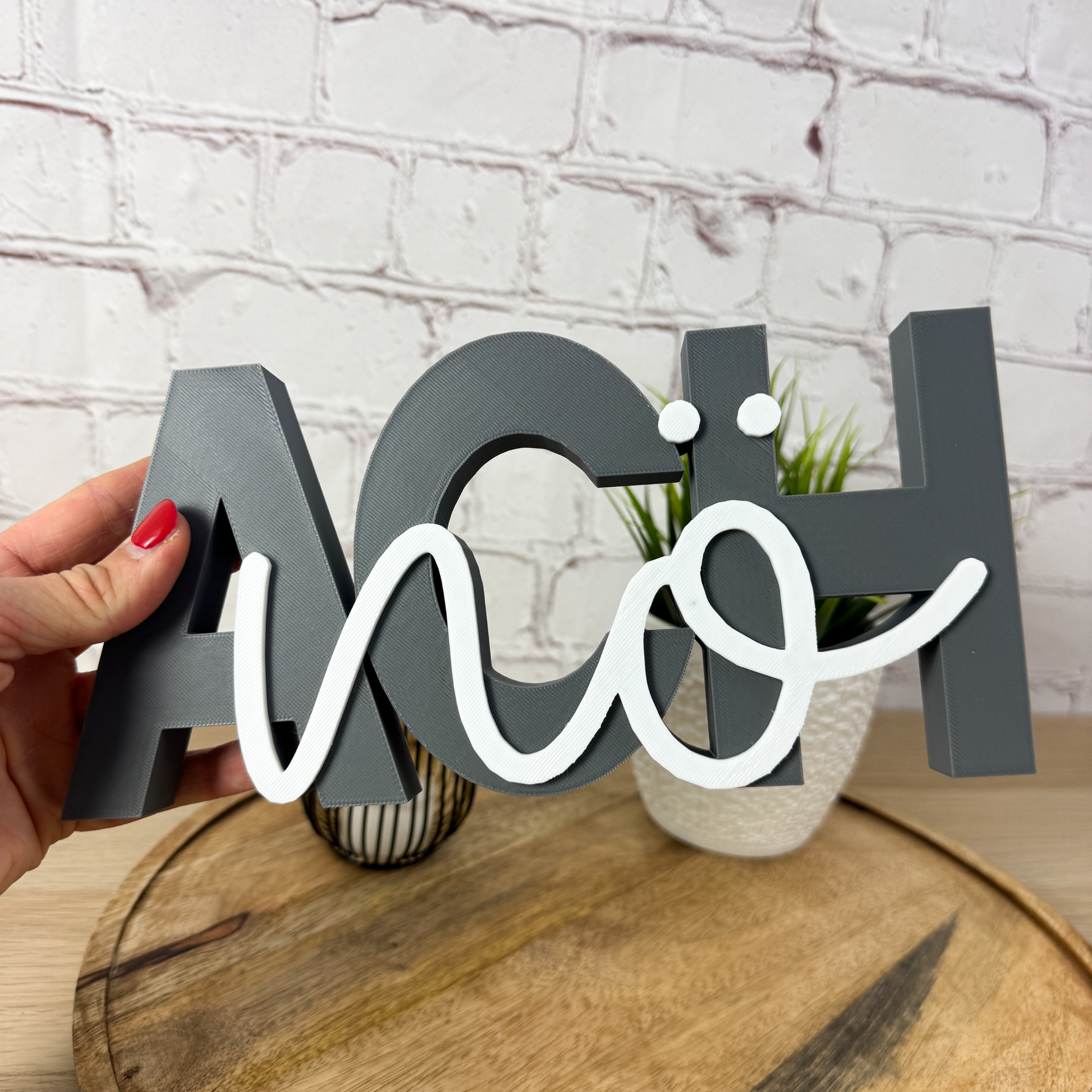 Grauer 3D Schriftzug „Ach nö“ mit weißer Schrift als moderne Deko