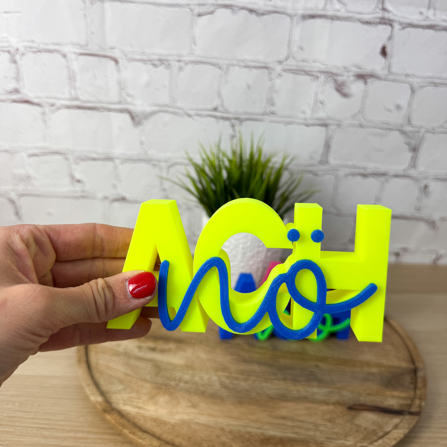Neongelber 3D Schriftzug „Ach nö“ mit blauer Schrift als auffällige Teenager-Deko