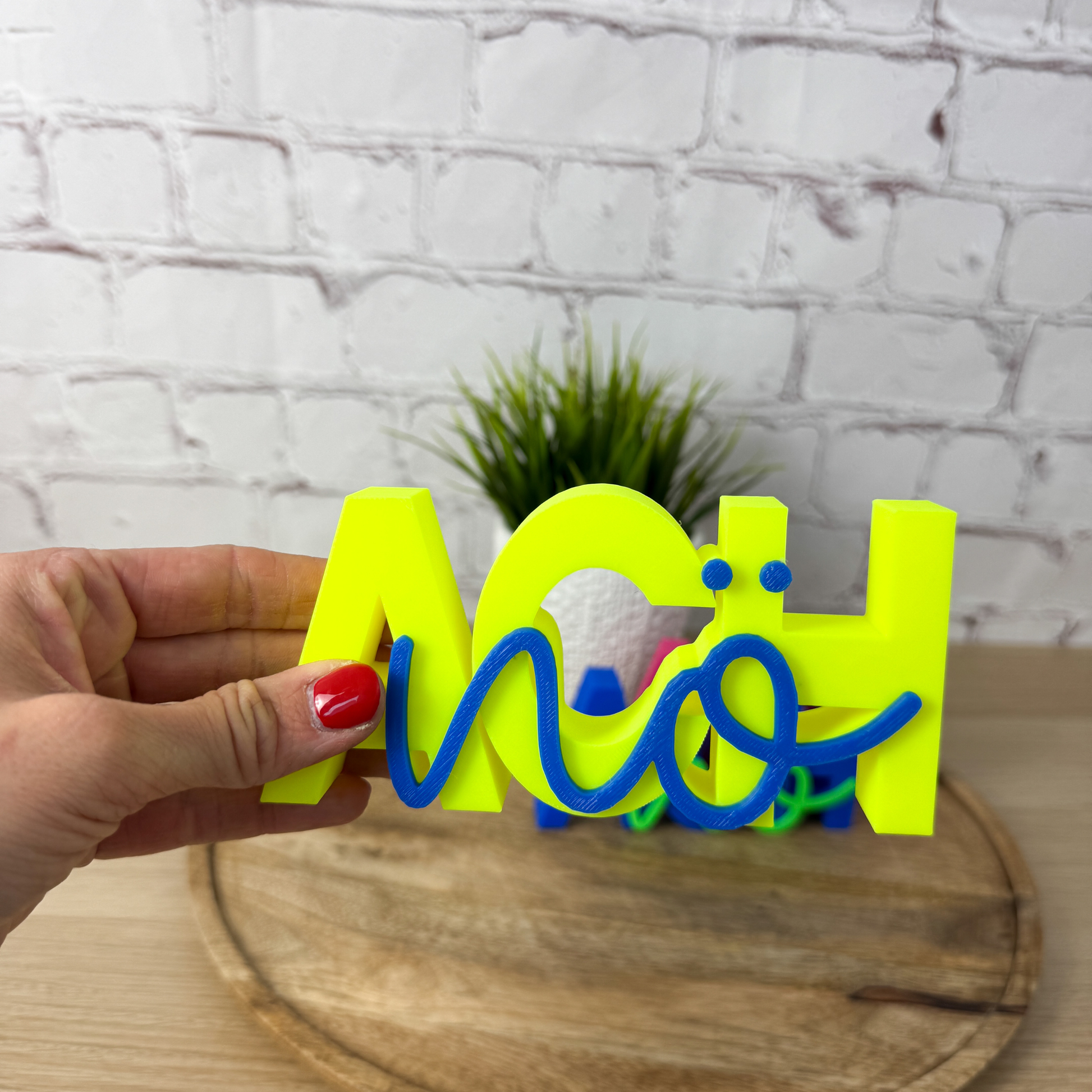 Neongelber 3D Schriftzug „Ach nö“ mit blauer Schrift als auffällige Teenager-Deko