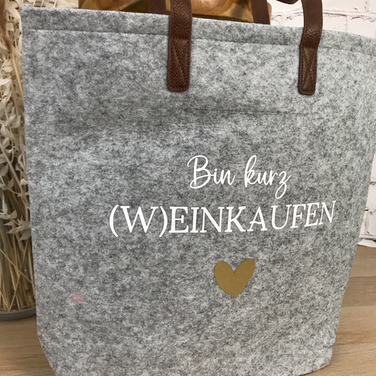 Detailansicht der hellgrauen Filztasche mit Herzmotiv und Aufdruck 'Bin kurz (W)einkaufen'