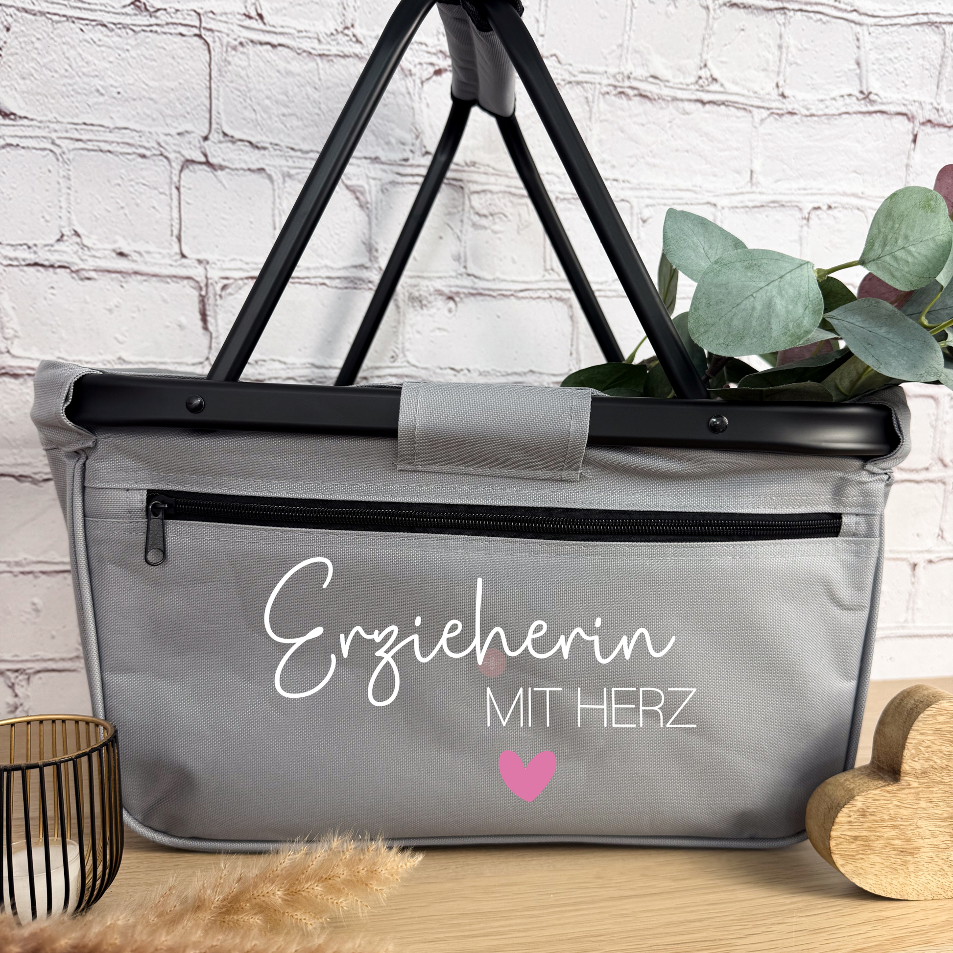 Grauer Einkaufskorb mit rosa Herz und dem Schriftzug 'Erzieherin mit Herz' – ein originelles Geschenk zum Abschied aus der Kita.