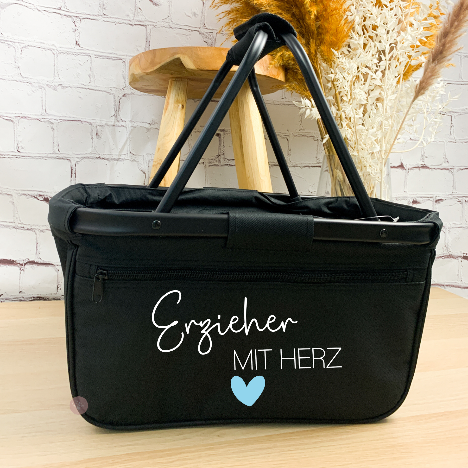 Schwarzer Einkaufskorb mit der Aufschrift 'Erzieher mit Herz' und zartblauem Herz – perfekt als Abschiedsgeschenk für die Kita.