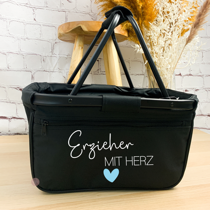 Schwarzer Einkaufskorb mit der Aufschrift 'Erzieher mit Herz' und zartblauem Herz – perfekt als Abschiedsgeschenk für die Kita.