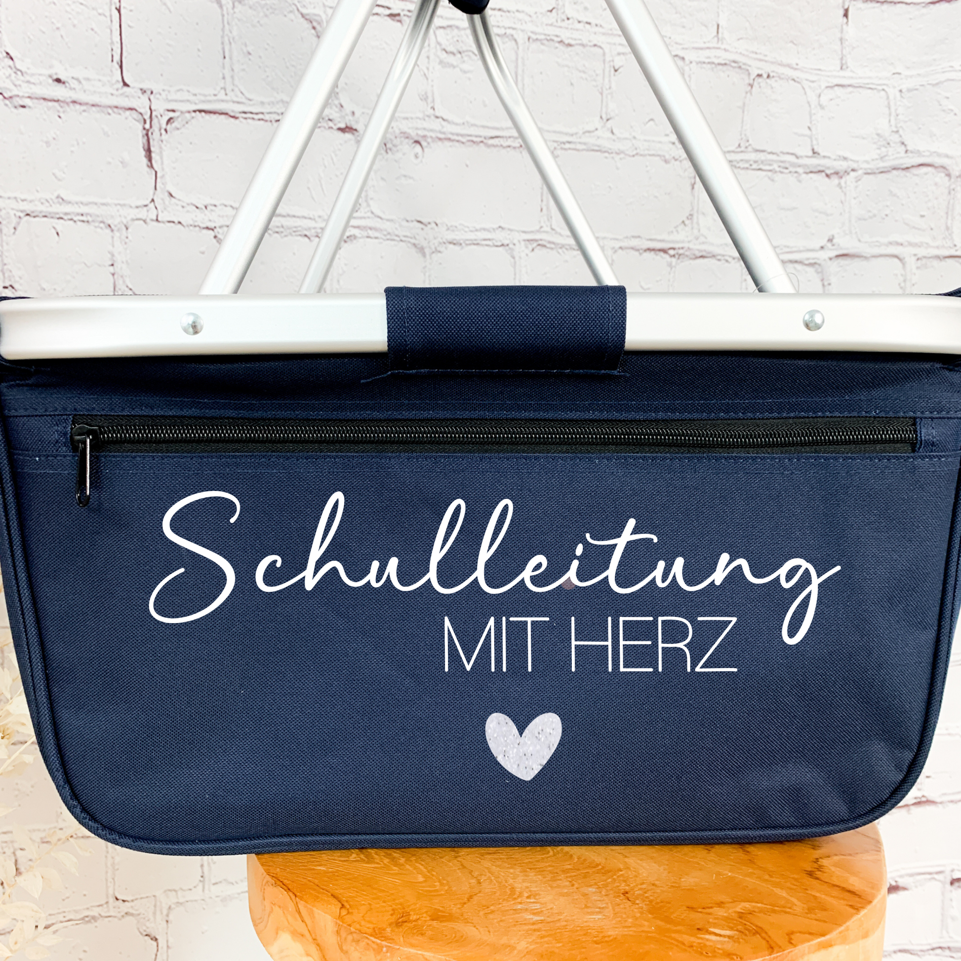 Navy-blauer Einkaufskorb mit 'Schulleitung mit Herz' Schriftzug, praktisches Dankeschön für die Schulleitung, Dozentin oder I-Kraft.