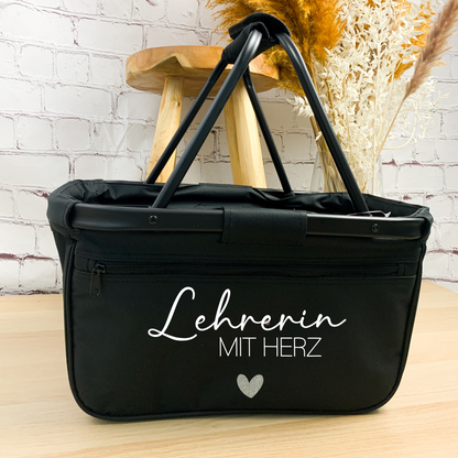 Schwarzer Einkaufskorb mit dem Schriftzug 'Lehrerin mit Herz',  Lehrergeschenk.