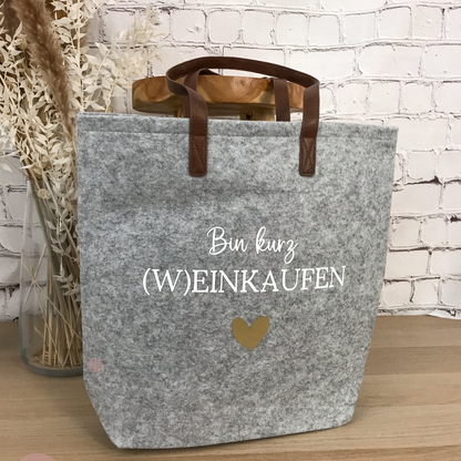 Hellgraue Filztasche mit Ledergriffen und Aufdruck 'Bin kurz (W)einkaufen'