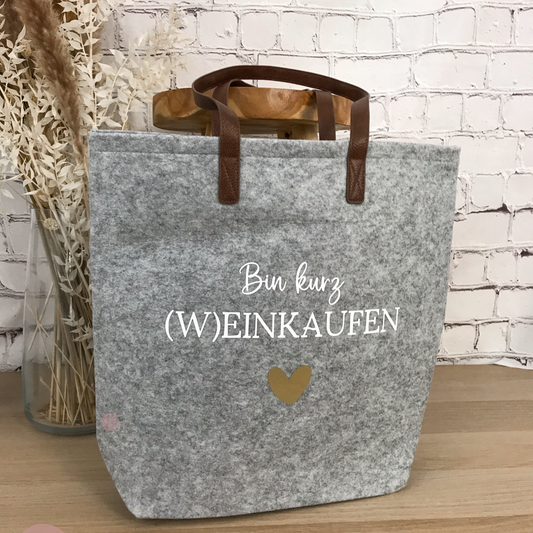 Hellgraue Filztasche mit Ledergriffen und Aufdruck 'Bin kurz (W)einkaufen'