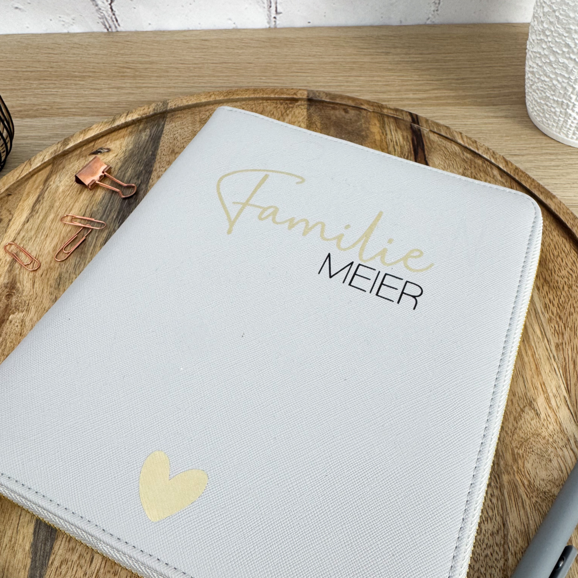 Personalisierter Familien Organizer mit goldenem Herz und Aufschrift Familie Meier – stilvoll und kompakt