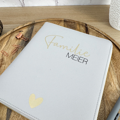 Personalisierter Familien Organizer mit goldenem Herz und Aufschrift Familie Meier – stilvoll und kompakt