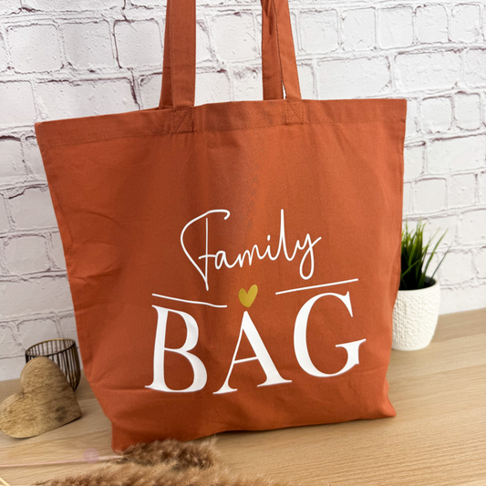 Familienfreundliche Baumwolltasche in Terrakotta mit Aufdruck „Family Bag“ – ideal für Ausflüge, Wochenende oder den Alltag mit Kindern.