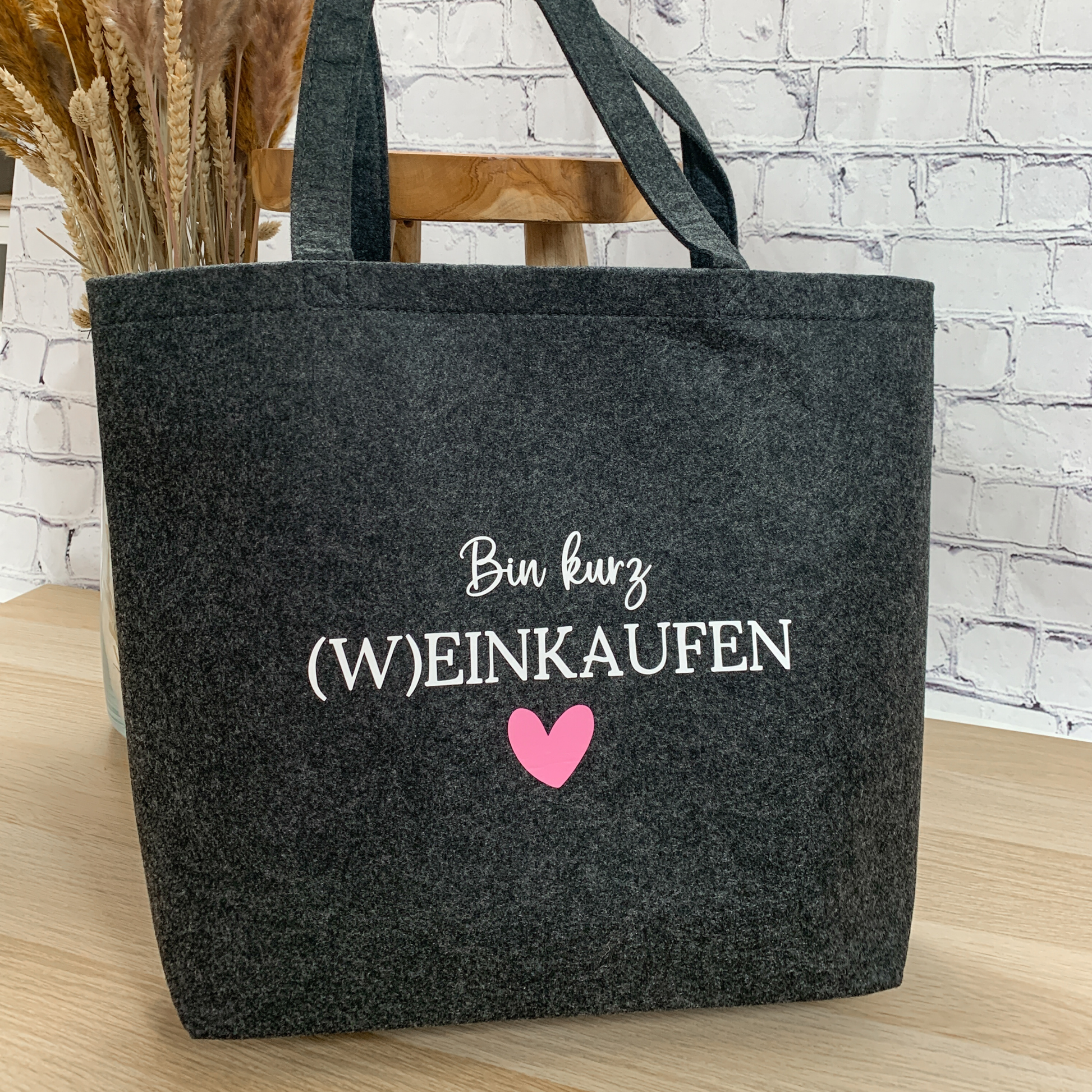 Anthrazitfarbene Filztasche mit rosa Herz und Aufschrift 'Bin kurz (W)einkaufen'