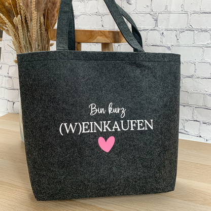 Anthrazitfarbene Filztasche mit rosa Herz und Aufschrift 'Bin kurz (W)einkaufen'