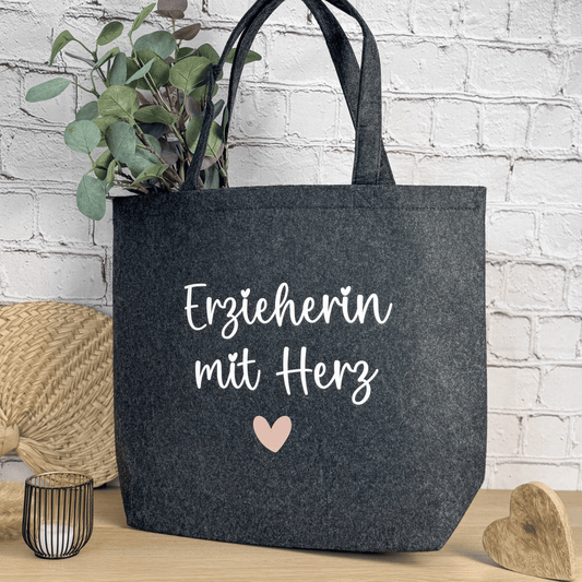Anthrazitfarbene Filztasche mit weißer Aufschrift „Erzieherin mit Herz“ und roségoldenem Herzmotiv – emotionales Abschiedsgeschenk